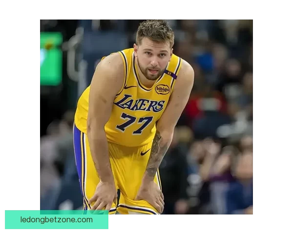 湖人遭活塞双杀无缘十连胜东契奇空砍32分詹姆斯带伤接近三双