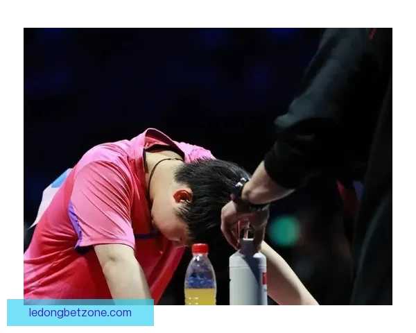 刘国正妻子为王楚钦比赛落泪直呼太难 达科教练被打服累到撑地